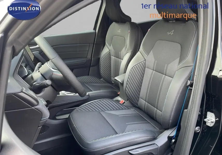 Vue intérieure côté conducteur du Renault Captur E-Tech hybride 2025 avec sièges noirs Alpine au design sportif.