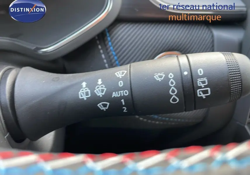 Gros plan sur la commande d'essuie-glace du Renault Captur noir étoile métal avec toit gris, version hybride 2025.