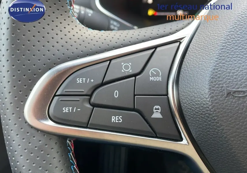 Gros plan sur les commandes de régulateur de vitesse au volant cuir perforé du Renault Captur noir étoile 2025.