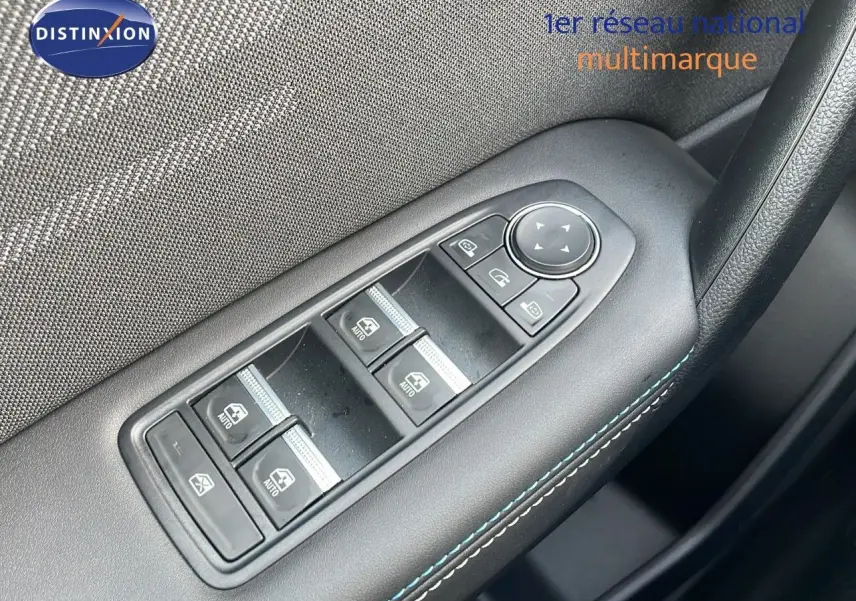 Panneau de commandes des vitres électriques et rétroviseurs côté conducteur du Renault Captur E-Tech hybride 2025.