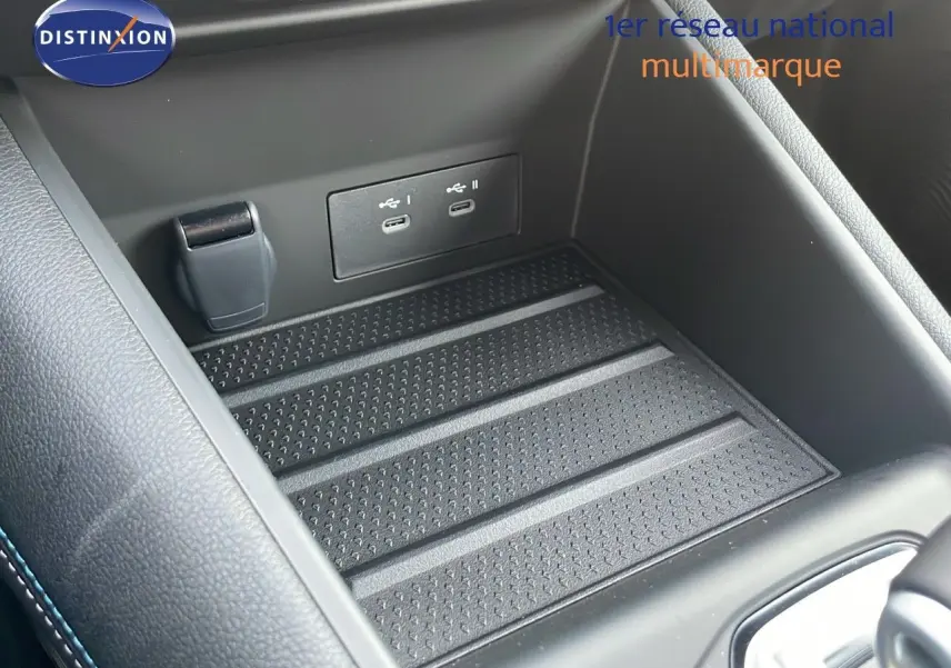 Espace de rangement central avec ports USB-C dans le Renault Captur E-Tech hybride 2025 noir étoile métal.