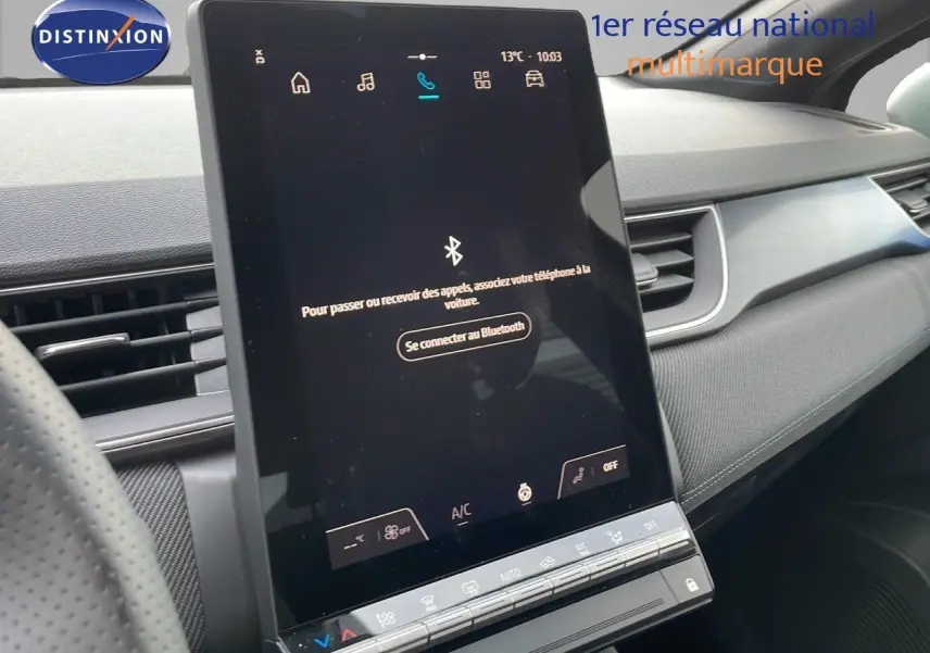 Écran tactile central en position verticale dans l’habitacle du Renault Captur E-Tech noir étoile métal avec toit gris, vue côté conducteur.