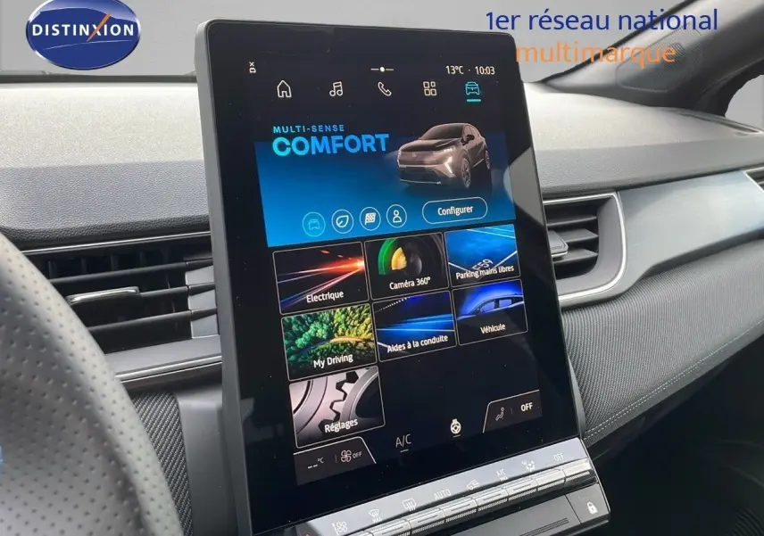 Écran tactile central du tableau de bord du Renault Captur E-Tech hybride 2025 avec interface confort et aides à la conduite.