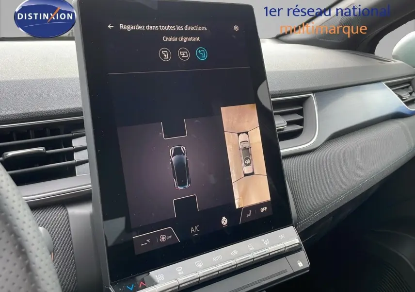 Vue intérieure du tableau de bord du Renault Captur E-Tech hybride 2025 avec écran tactile central affichant la caméra 360° et la climatisation.