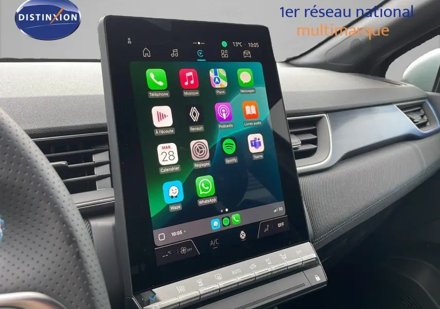 Vue rapprochée de l’écran tactile central du tableau de bord du Renault Captur E-Tech hybride avec interface connectée colorée.