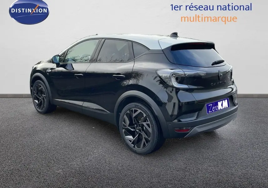 Vue 3/4 arrière droite d'un Renault Captur noir étoile métal avec toit gris et jantes noires en alliage.