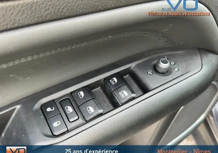 Gros plan sur les commandes de vitres et rétroviseurs côté gauche intérieur du Jeep Compass gris 2024 e-Hybrid Altitude