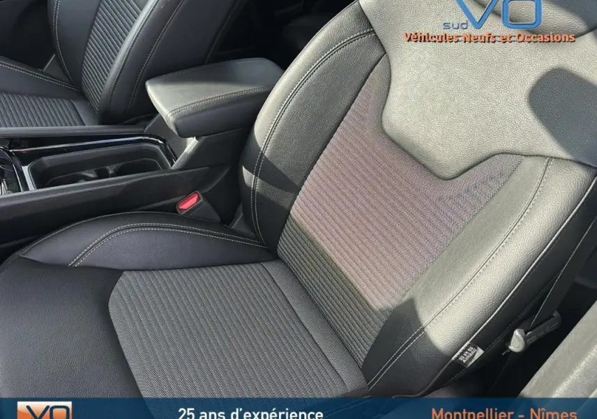 Gros plan sur le siège conducteur en cuir noir et l'accoudoir central du Jeep Compass gris 2024 e-Hybrid Altitude.