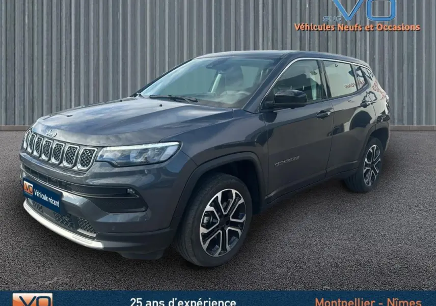 Vue 3/4 avant droit d'un Jeep Compass gris 2024 avec calandre distinctive et jantes modernes.