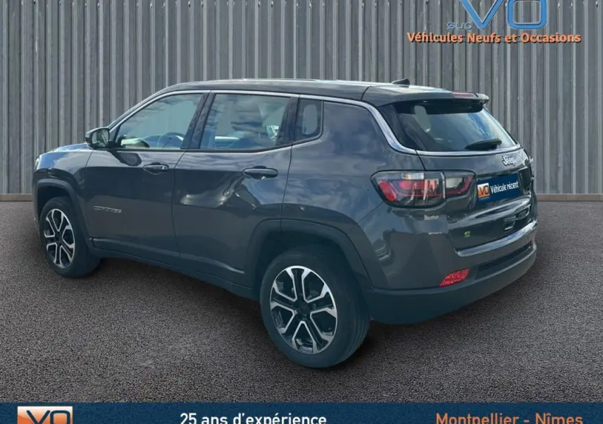 Jeep Compass gris 3/4 arrière côté gauche, SUV compact avec jantes alliage et feux arrière LED visibles