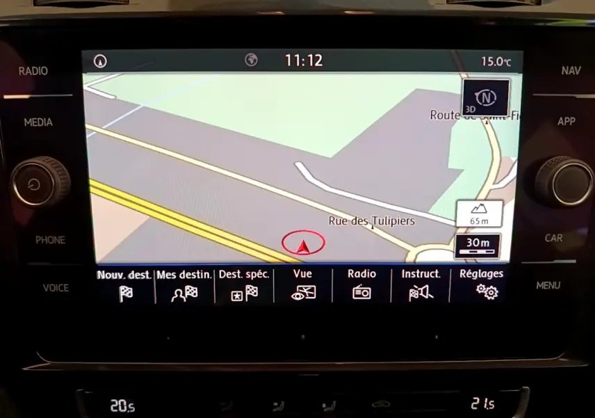 Écran tactile central du système de navigation de la Volkswagen Golf 1.6 TDI 2019 affichant une carte avec options de menu.