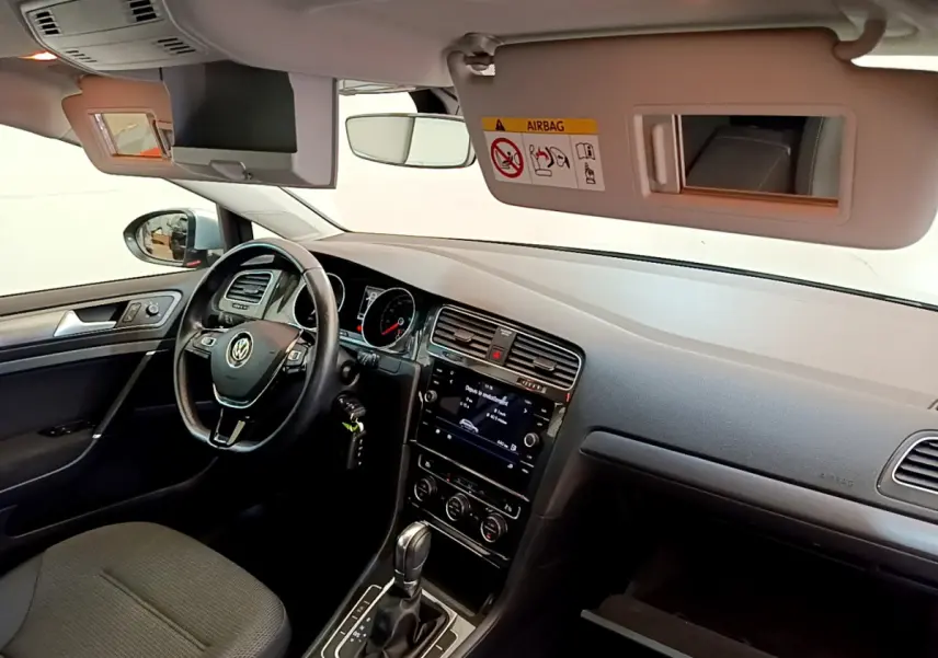 Intérieur de Volkswagen Golf gris clair 2019 vu côté conducteur, tableau de bord avec écran tactile et volant cuir multifonctions.