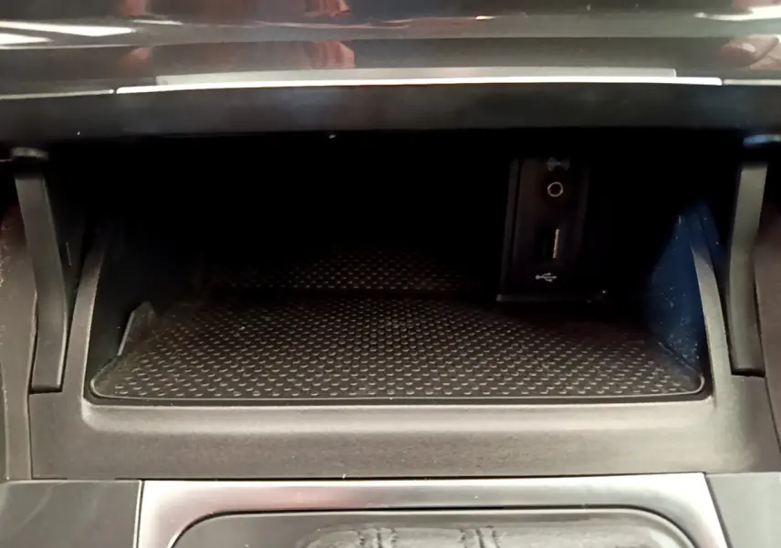 Rangement intérieur noir avec prise USB et entrée audio dans une Volkswagen Golf 2019, vue frontale rapprochée.