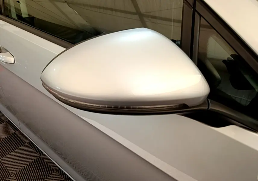 Gros plan sur le rétroviseur droit gris clair d'une Volkswagen Golf 1.6 TDI 115 DSG7 Confort Business 2019.