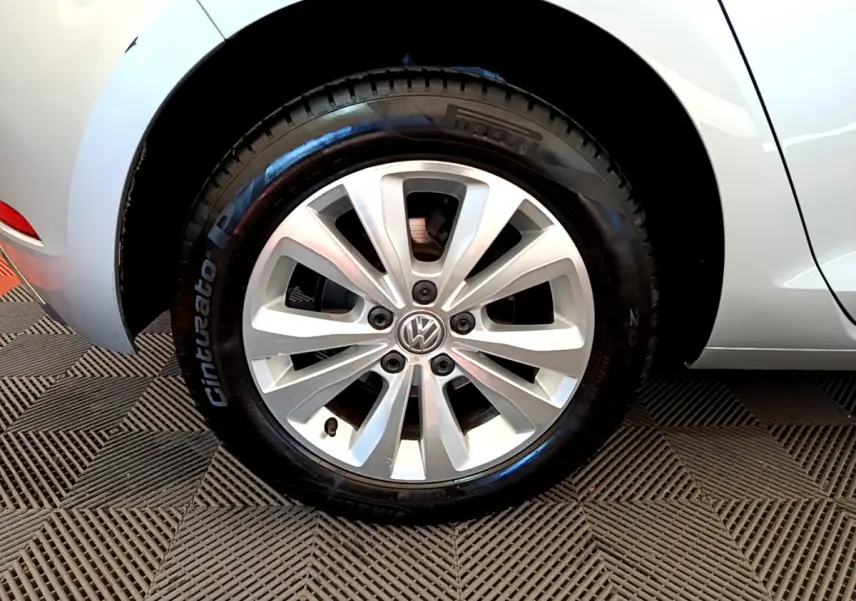 Gros plan sur la roue arrière droite gris clair d'une Volkswagen Golf 2019 avec jante alliage et logo VW au centre