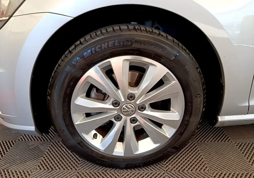Gros plan sur la roue avant gauche gris clair d'une Volkswagen Golf 1.6 TDI 115 DSG7 avec jante alliage et pneu Michelin.