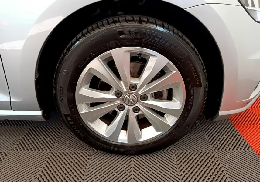 Gros plan sur la roue avant droite gris clair d'une Volkswagen Golf 1.6 TDI 115 DSG7 Confort Business 2019.