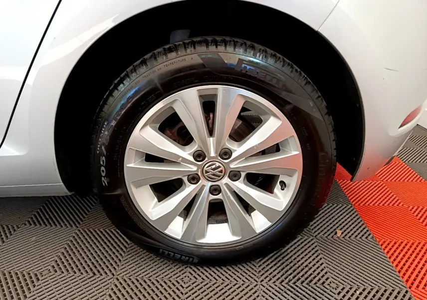 Gros plan sur la roue avant droite gris clair d'une Volkswagen Golf 1.6 TDI avec jante alliage à 10 branches.