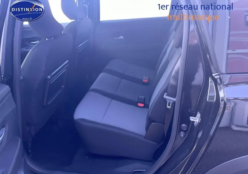 Vue intérieure côté droit montrant la banquette arrière grise et noire du Dacia Jogger 1.6 hybrid 140 Extreme noir nacré 2024.