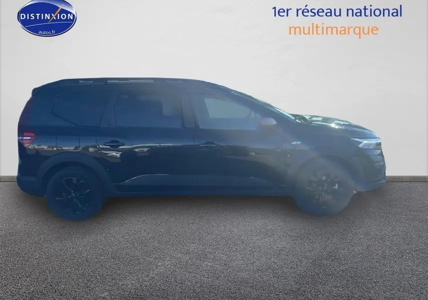 Profil côté gauche du Dacia Jogger 1.6 hybrid 140 extreme noir nacré avec jantes et vitres teintées.