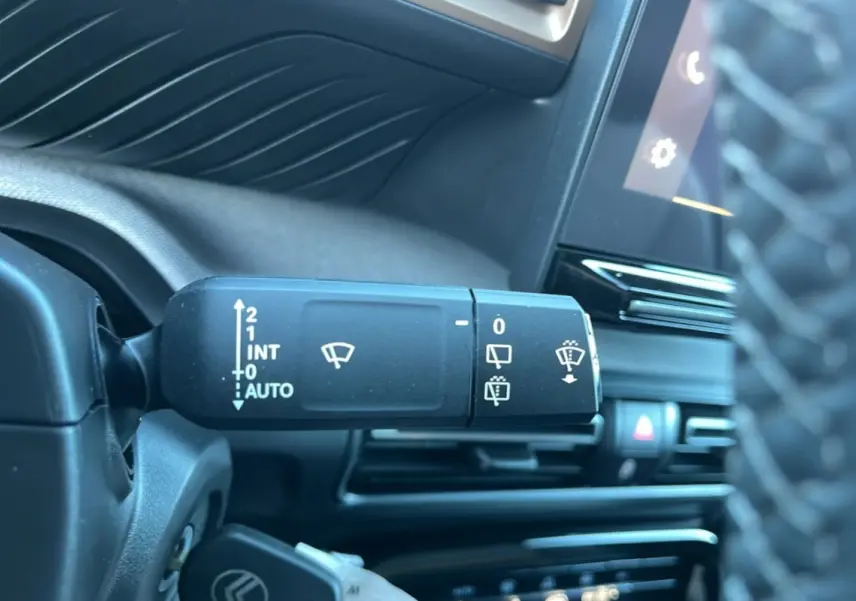 Gros plan sur la commande des essuie-glaces dans l’habitacle noir du Citroën C3 Aircross 2025.