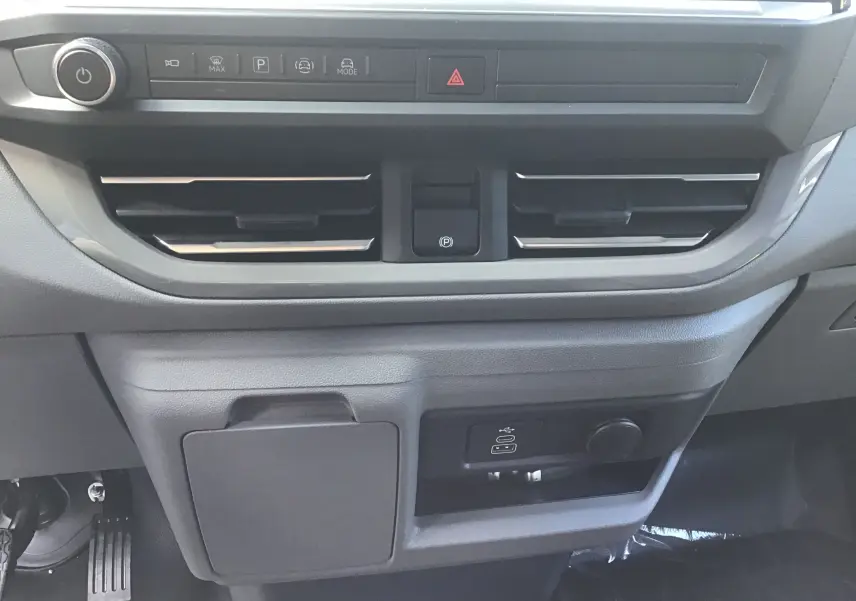 Détail du tableau de bord du Volkswagen Transporter ProCab 2025 gris anthracite avec commandes et prises USB visibles