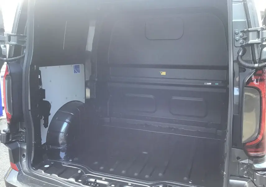 Vue arrière ouverte du Volkswagen Transporter ProCab gris anthracite, montrant l'espace de chargement vide et les portes battantes ouvertes.