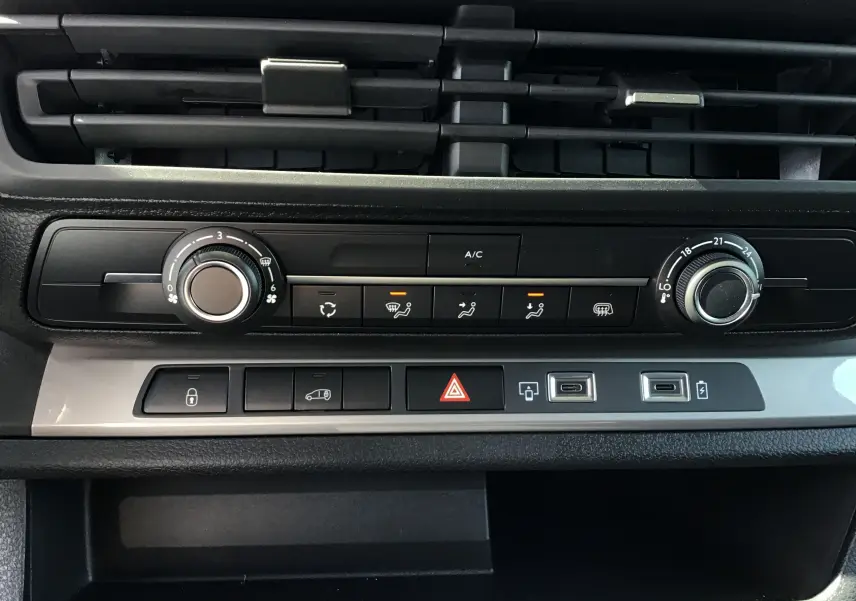 Tableau de bord du Peugeot Expert Fourgon blanc 2025, zoom sur commandes climatisation et connectivité USB.