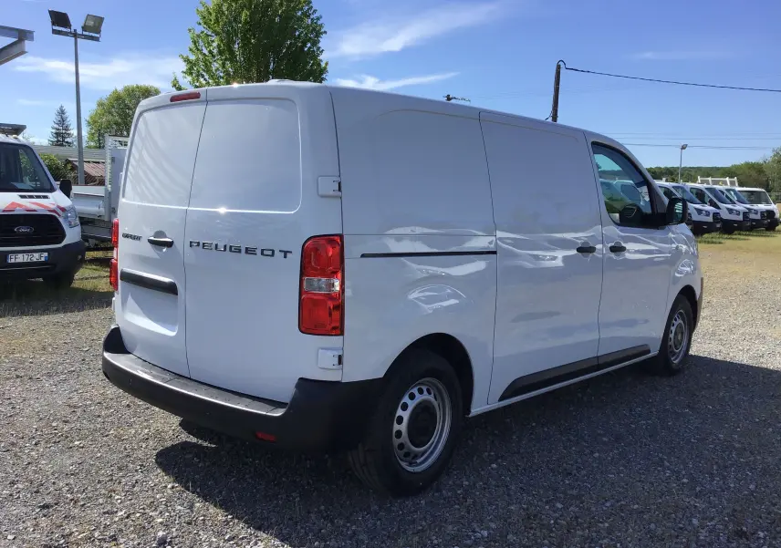 Vue 3/4 arrière droite d'un Peugeot Expert Fourgon blanc 2025 avec portes arrière pleines et pare-chocs noirs.