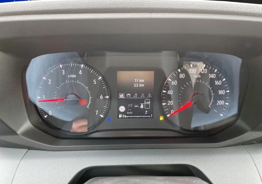Gros plan sur le combiné d'instrumentation du Renault Master blanc, affichant compte-tours, vitesse et écran central digital.