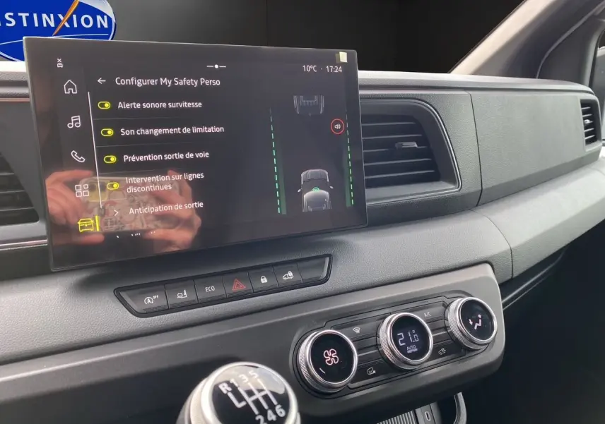 Vue intérieure du tableau de bord du Renault Master 2025, avec écran tactile et commandes climatisation en gros plan.