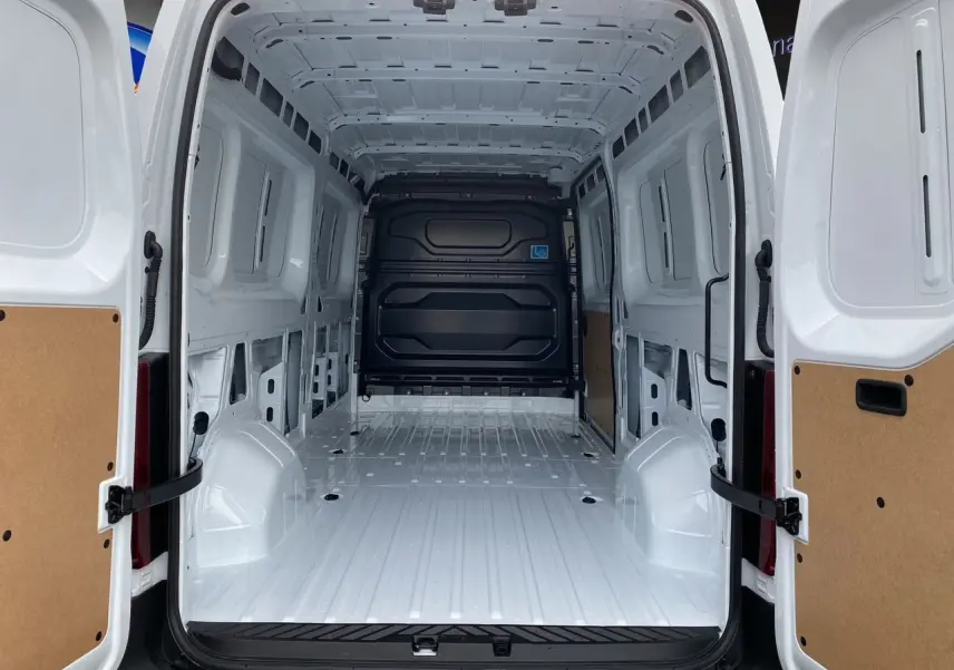 Vue arrière du Renault Master blanc 2025 avec portes arrière ouvertes montrant l'espace de chargement vide et tôlé.