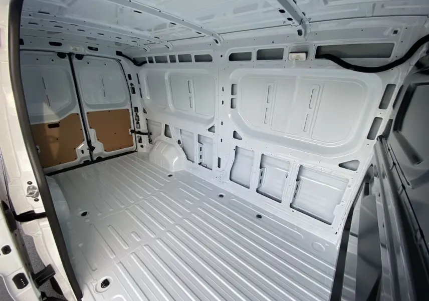 Vue intérieure arrière du Renault Master blanc 2025, montrant l’espace de chargement tôlé et le plancher métallique.