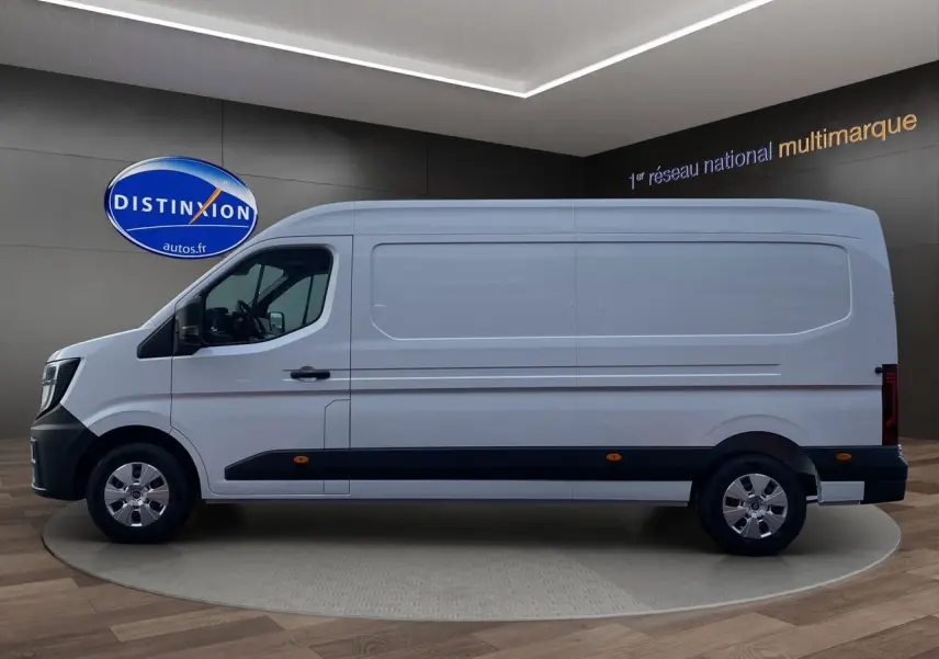 Vue de profil côté gauche d’un Renault Master blanc 2025 avec bas de caisse noir et jantes argentées.