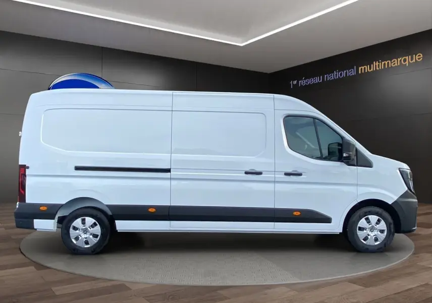 Vue latérale droite du Renault Master blanc 2025 avec portes arrière tôlées et enjoliveurs argentés.