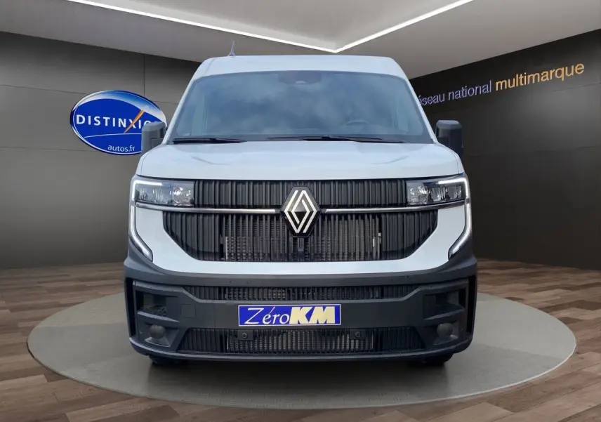 Vue frontale du Renault Master blanc 2025 avec calandre noire et logo Renault proéminent au centre.