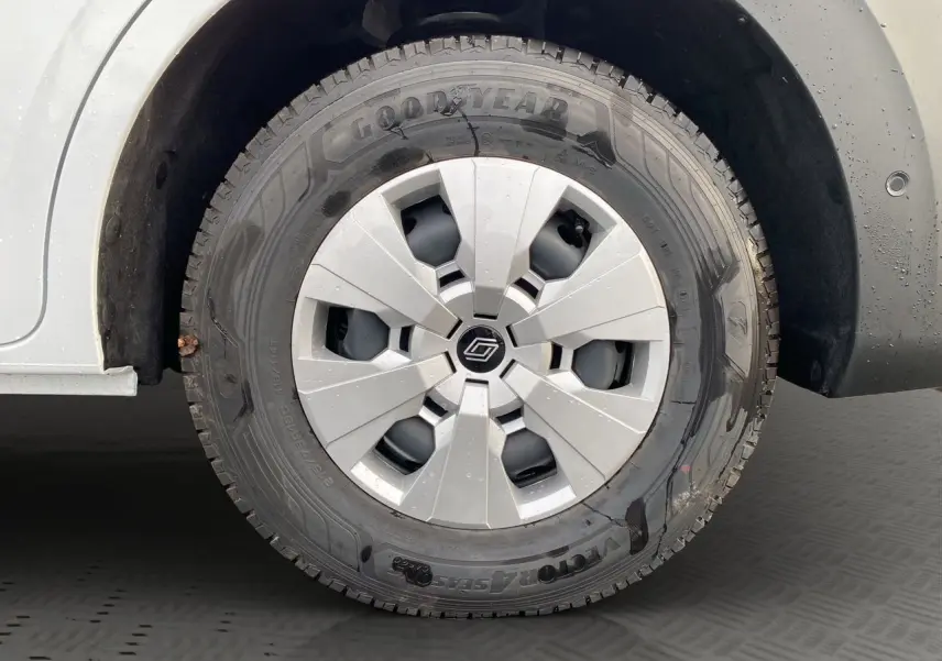 Gros plan sur la roue avant gauche blanche du Renault Master 2025 avec enjoliveur gris et pneu Goodyear.