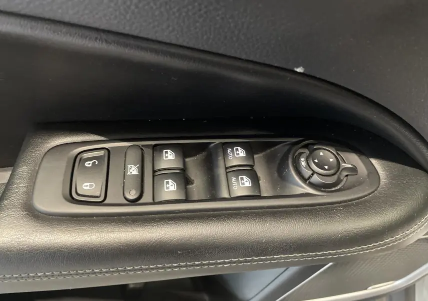 Panneau de commandes des vitres et rétroviseurs côté conducteur en cuir noir sur Jeep Compass Trailhawk 2021.