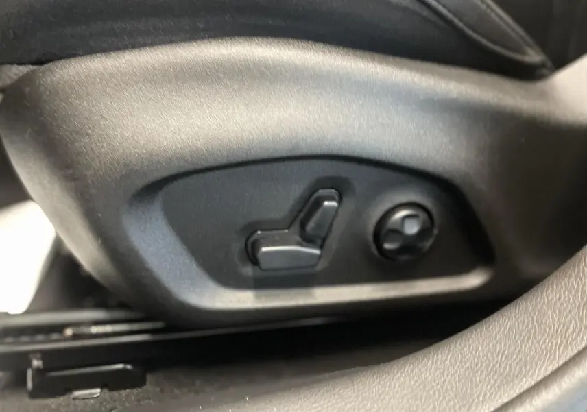 Gros plan sur les commandes électriques du siège passager noir du Jeep Compass Trailhawk gris foncé 2021.