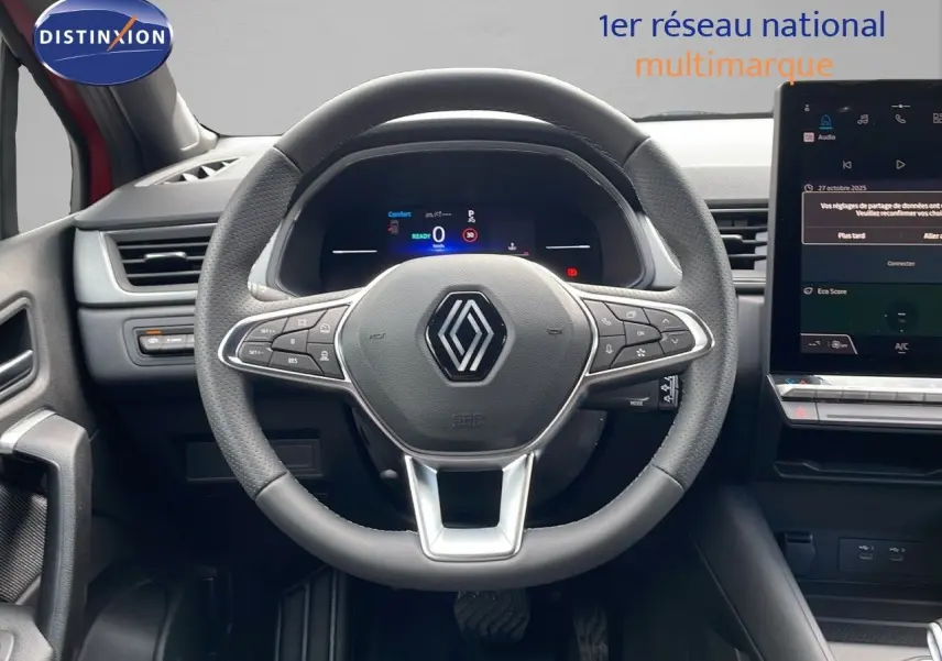 Vue intérieure centrée sur le volant du Renault Captur E-Tech hybride 2025 avec tableau de bord numérique et écran tactile.