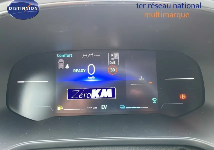 Tableau de bord numérique du Renault Captur E-Tech Hybrid 2025 affichant vitesse zéro et mode confort.