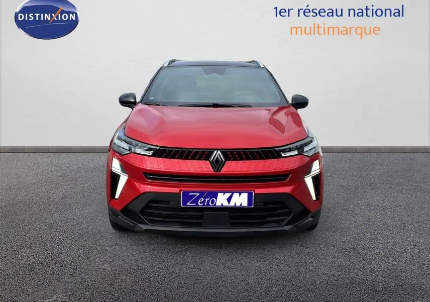 Vue frontale d'un Renault Captur E-Tech hybride rouge passion avec toit noir et feux LED allumés.
