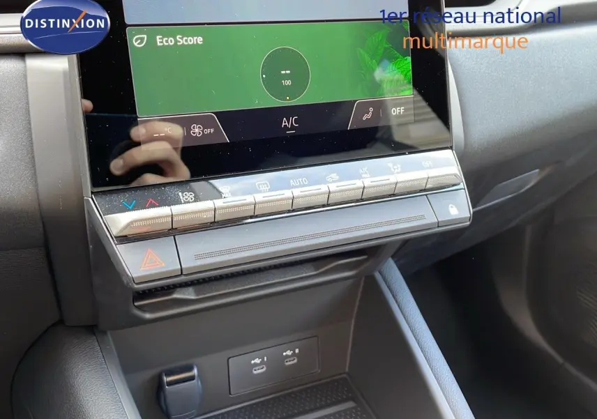 Gros plan sur la console centrale et l'écran tactile du Renault Captur E-Tech rouge passion avec toit noir, version 2025.