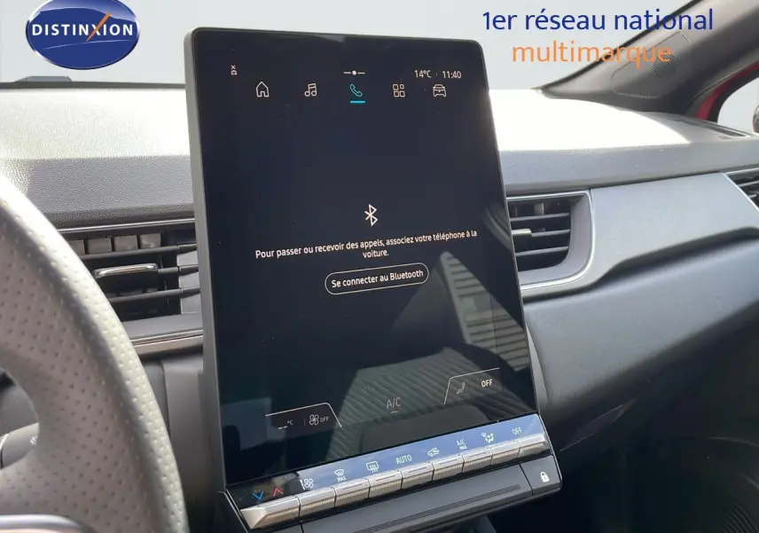 Intérieur du Renault Captur E-Tech 2025 montrant l'écran tactile central et la console de climatisation moderne.
