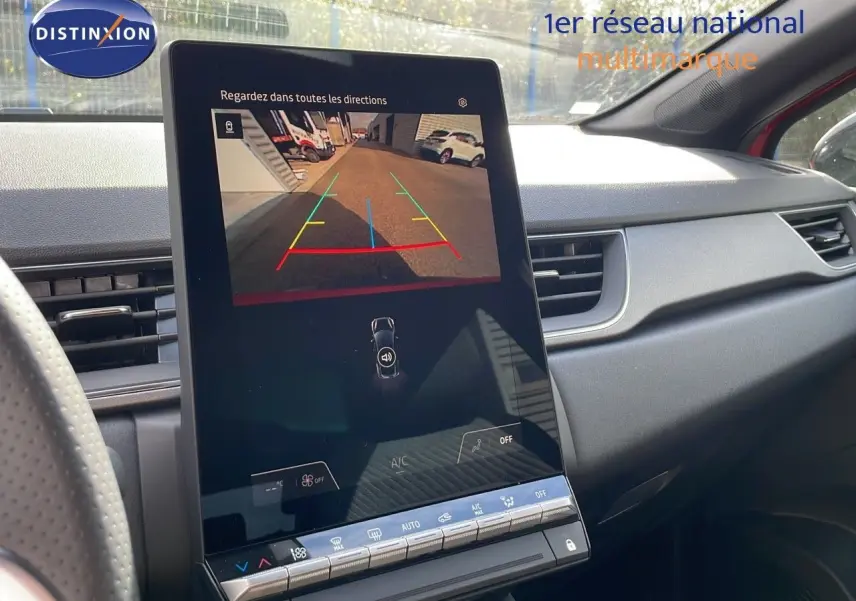 Vue intérieure du tableau de bord du Renault Captur E-Tech hybride 2025, écran tactile affichant la caméra de recul.