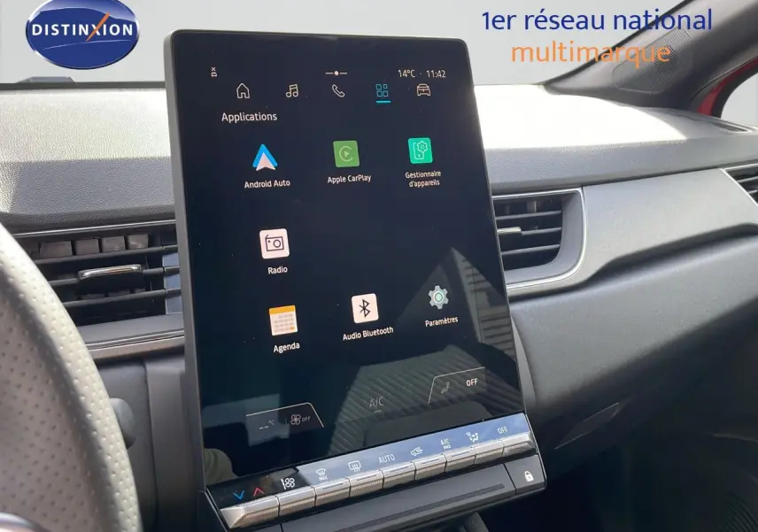 Écran tactile vertical du système multimédia dans l'habitacle du Renault Captur E-Tech hybride 2025.