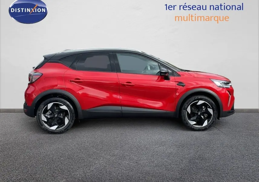 Profil côté gauche du Renault Captur E-Tech hybride 2025 rouge passion avec toit noir et jantes bicolores.