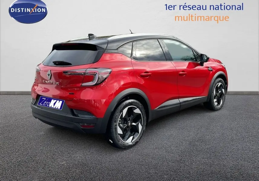 Vue 3/4 arrière droite d'un Renault Captur 2025 rouge passion avec toit noir et jantes bicolores distinctives.
