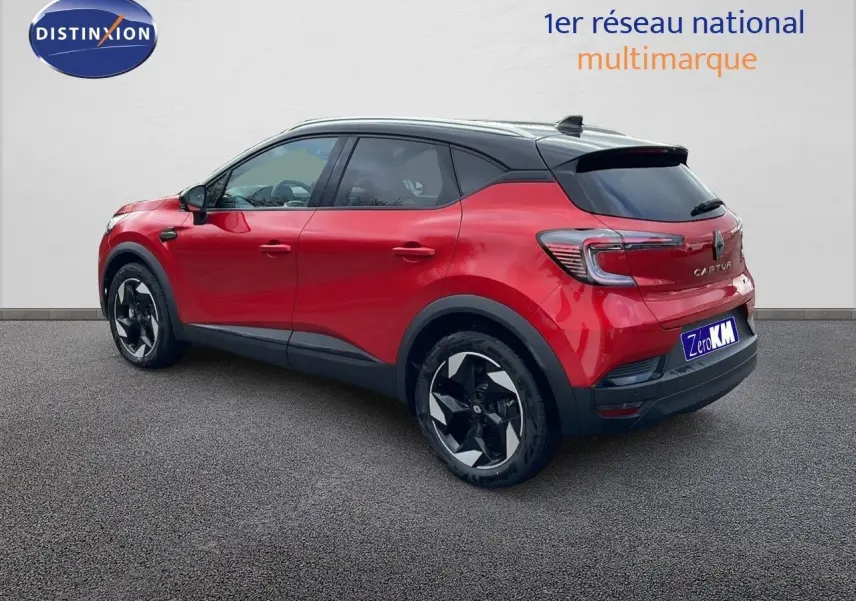 Renault Captur E-Tech hybride rouge passion avec toit noir, vue 3/4 arrière côté gauche sur fond neutre.
