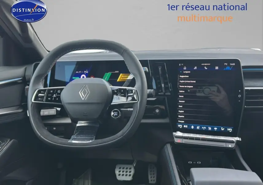 Vue intérieure du tableau de bord du Renault Austral 2026 avec volant Alcantara et grand écran tactile vertical.